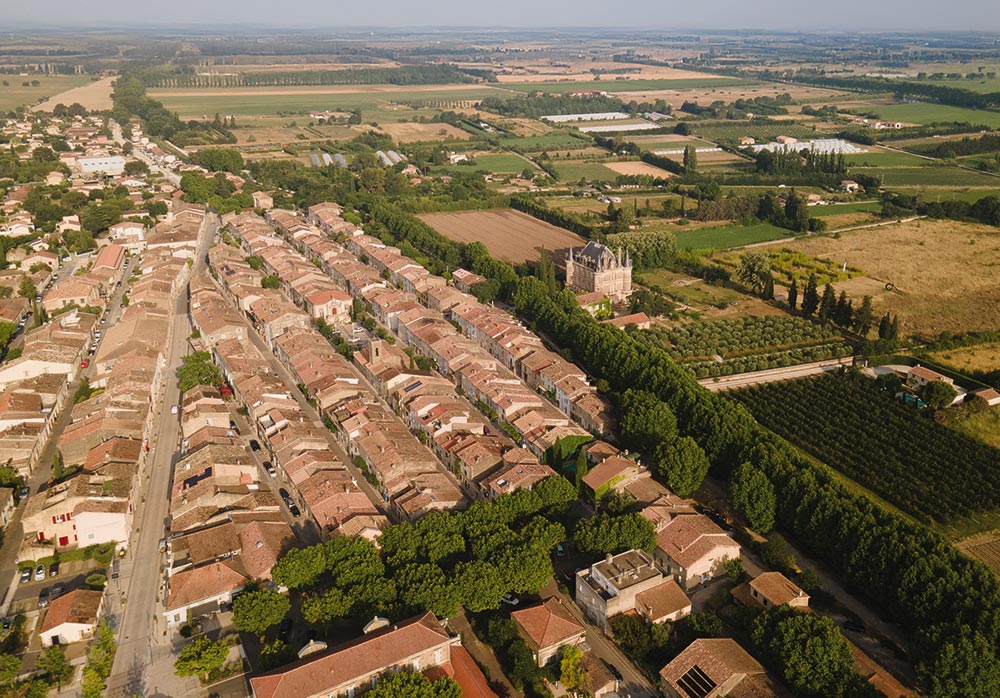 vue-aerienne-village-de-charleval